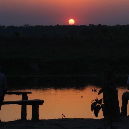 Jungle Sunset Camp Hotel Sauraha Kültér fotó